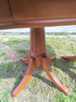 Mesa clásica ovalada de madera haya, extensible.