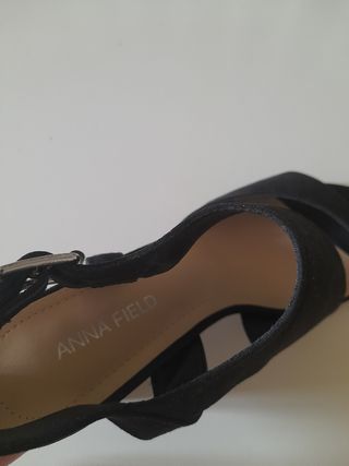 Sandali Anna Field, nero scamosciato. Tacco 8 cm.