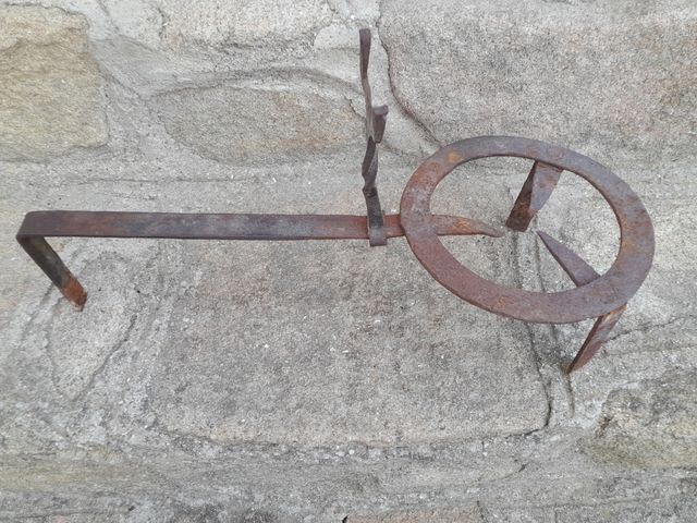 Trébede antiguo de hierro