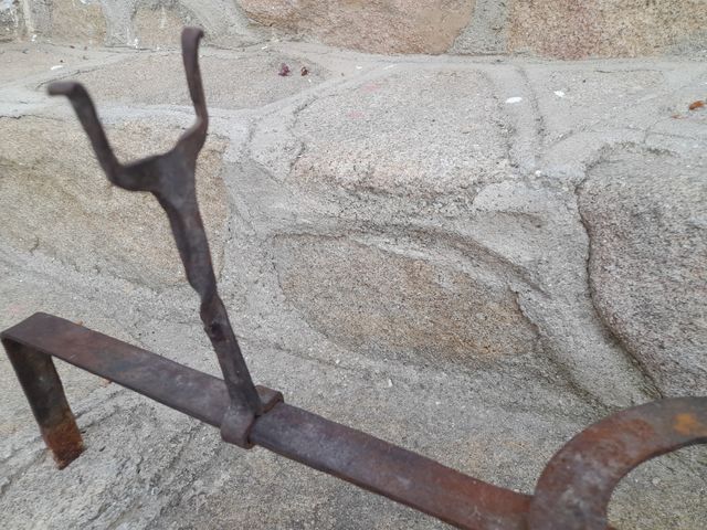 Trébede antiguo de hierro