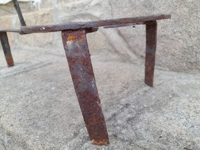 Trébede antiguo de hierro