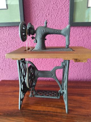 Mini Máquina Coser Antigua