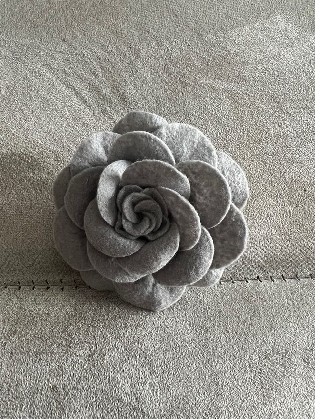 Flor fieltro gris