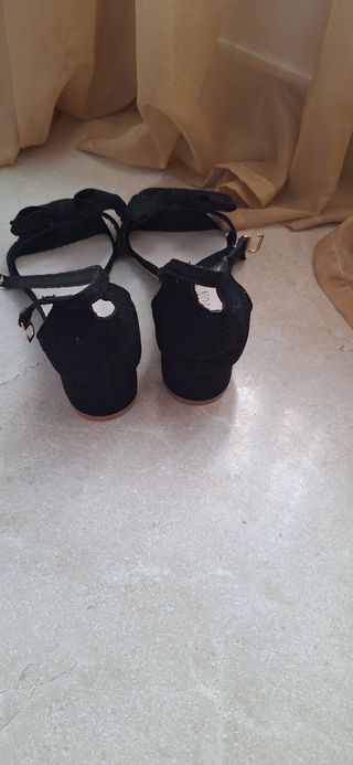 Sandalias negras tacón bajo