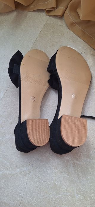 Sandalias negras tacón bajo