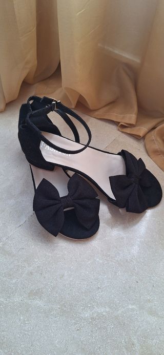 Sandalias negras tacón bajo