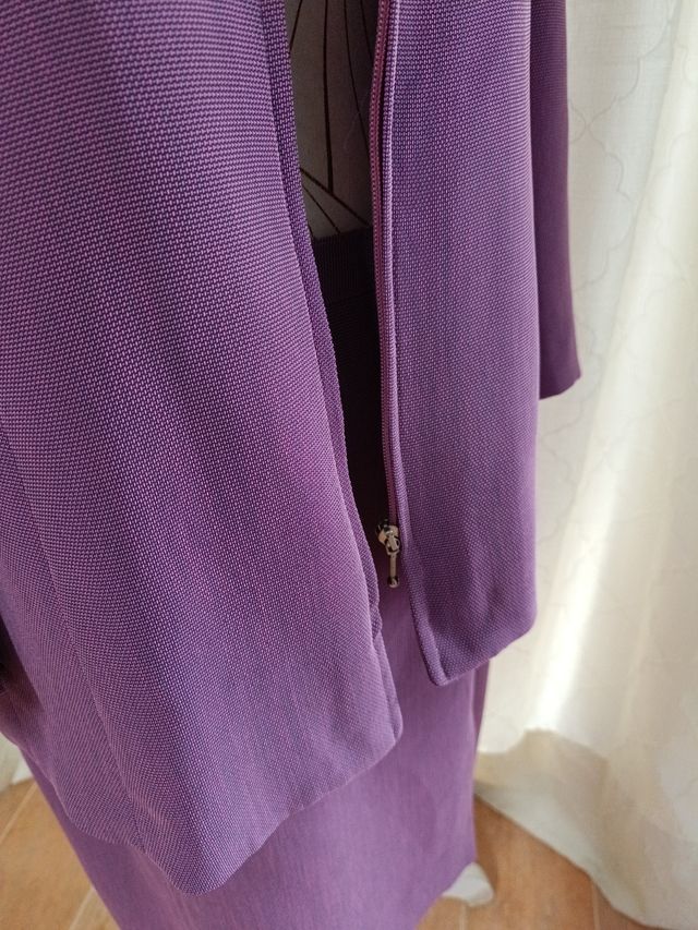 Traje falda y chaqueta morado