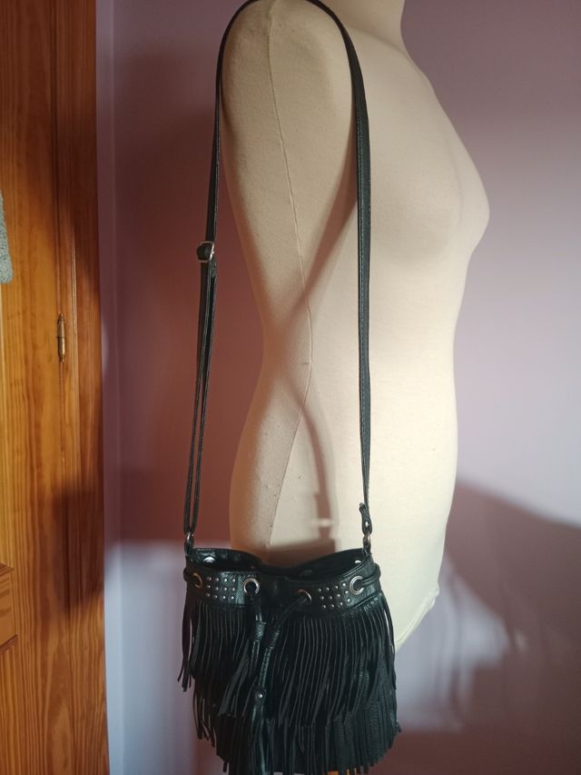 Bolso negro flecos mujer