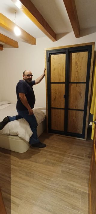 Mueble vestidor blanco y marrón