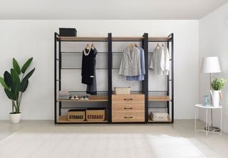 Mueble vestidor blanco y marrón
