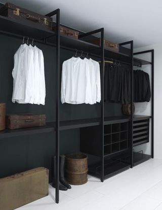 Mueble vestidor blanco y marrón