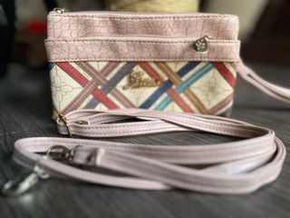 Bolso Guess rosa y multicolor