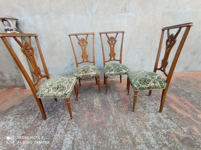 4 Vecchie sedie in legno