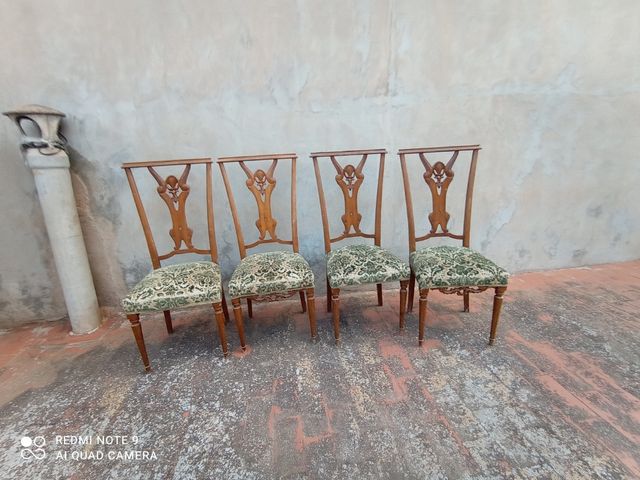 4 Vecchie sedie in legno