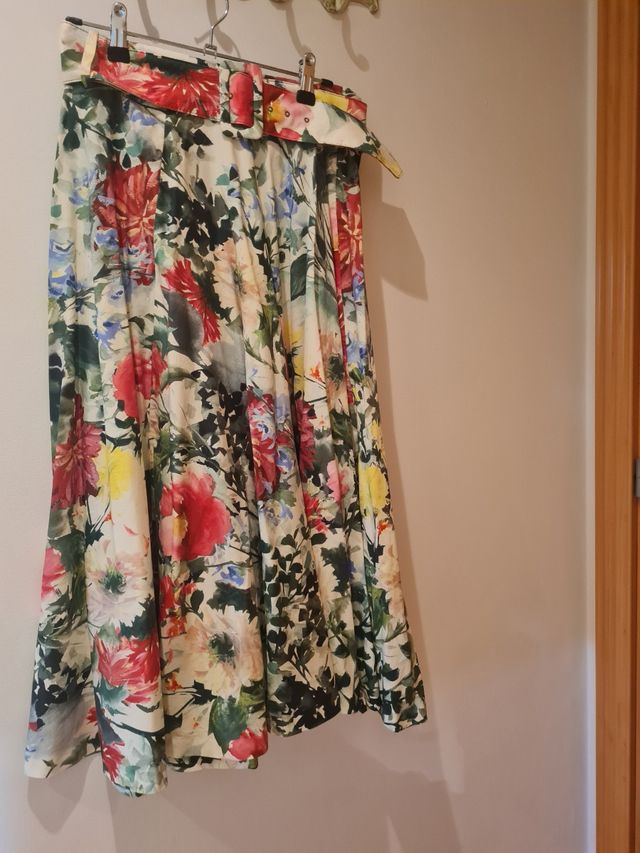 Falda midi floral c/cinturón talla M