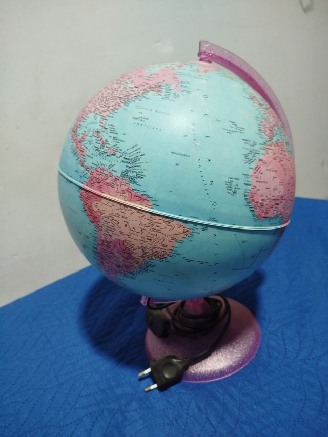 Globo terráqueo rosa con luz