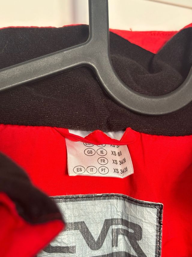 Chaqueta esquí roja y blanca
