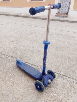Patinete infantil azul un poco doblado el manillar