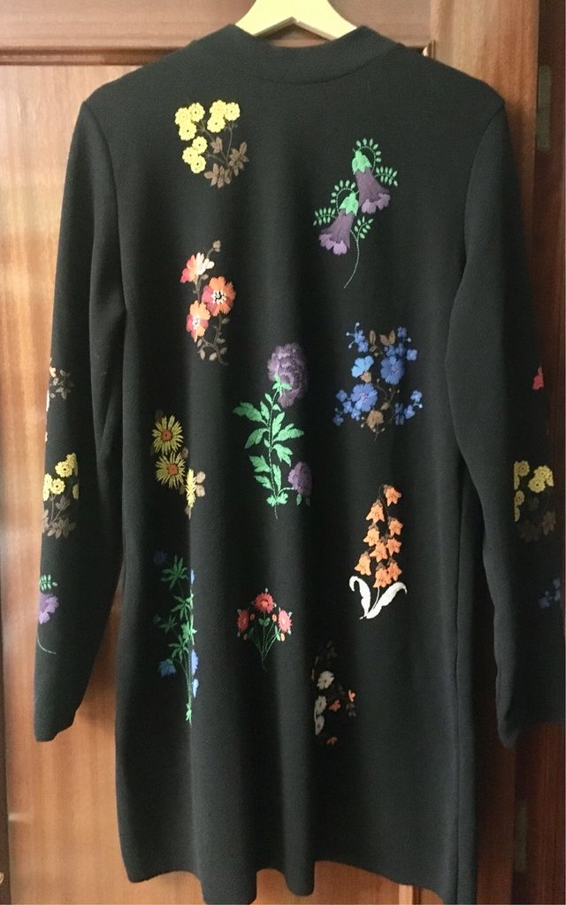 Vestido negro bordado flores