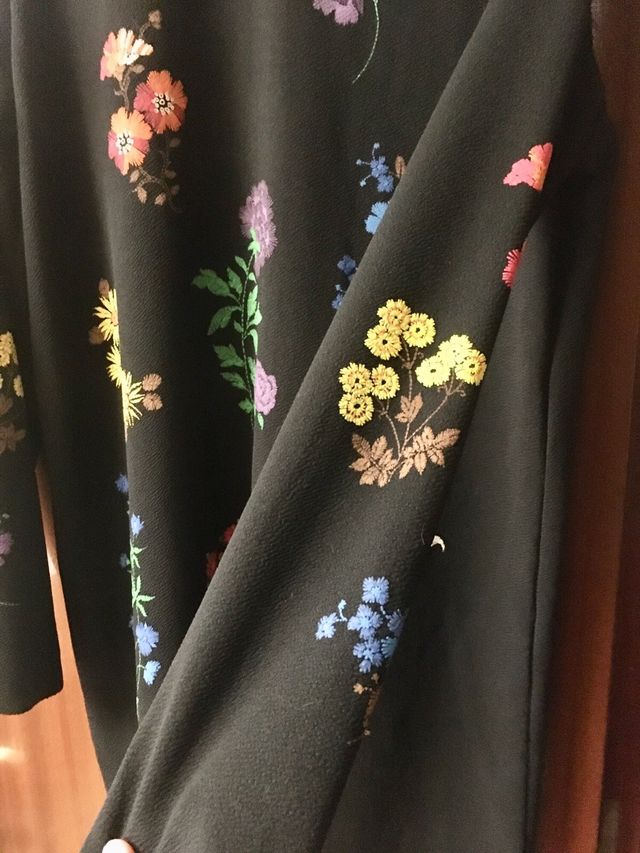 Vestido negro bordado flores