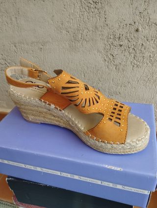 Sandalias cuña marrón