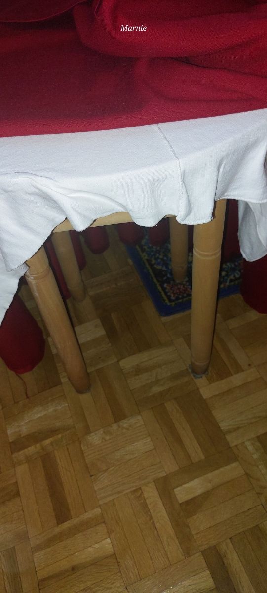 Mesilla de madera vestida de rojo y blanco