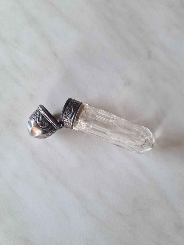 Vecchia profumiera in vetro