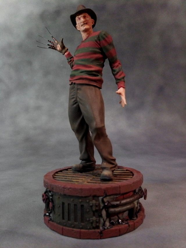 Figura di Freddy Krueger in resina dipinta a mano