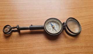 Brújula antigua con lupas