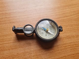 Brújula antigua con lupas
