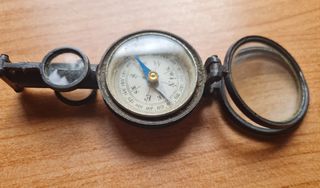 Brújula antigua con lupas