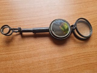 Brújula antigua con lupas