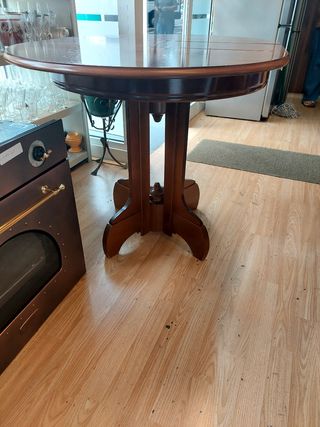 Mesa redonda de madera