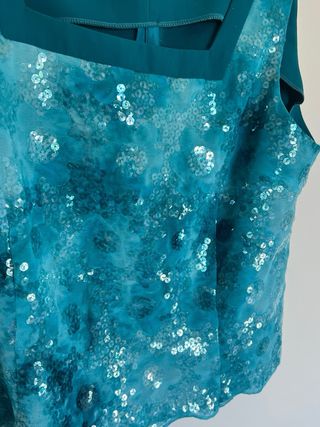 Top turquesa con lentejuelas