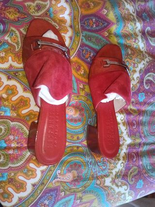 Zuecos Hispanitas rojos