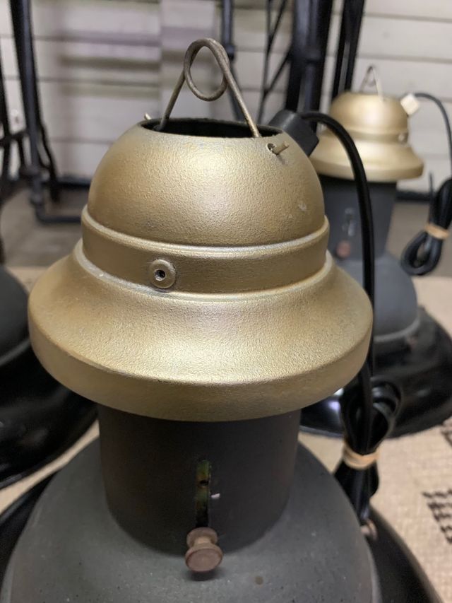 Rimangono 2 fari industriali. Antichi. 70 unità