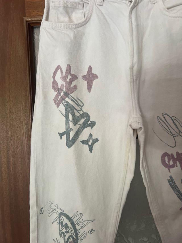 Vaqueros Bershka blancos pintados