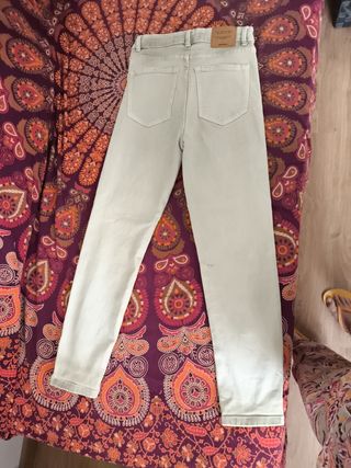 Pantalones verde Stradivarius mom slim, talla 34