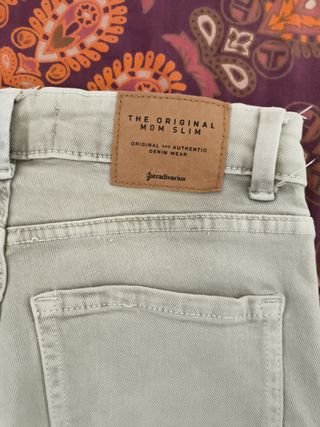 Pantalones verde Stradivarius mom slim, talla 34
