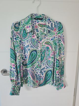 Blusa Zara paisley multicolor, de tejido fluido.