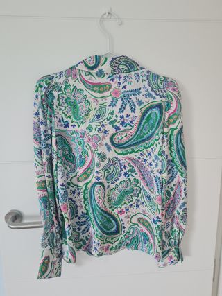 Blusa Zara paisley multicolor, de tejido fluido.