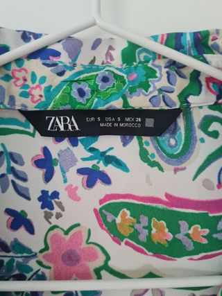 Blusa Zara paisley multicolor, de tejido fluido.