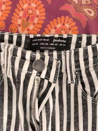 Pantalones rayas verticales blanco-negro. Talla 32