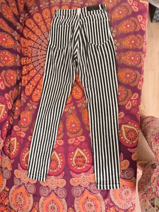 Pantalones rayas verticales blanco-negro. Talla 32
