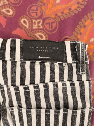 Pantalones rayas verticales blanco-negro. Talla 32