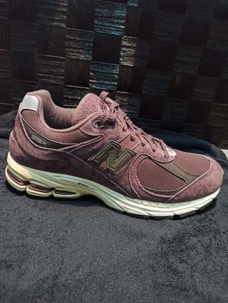 New Balance 2002R en color burdeos, rojo vino.

