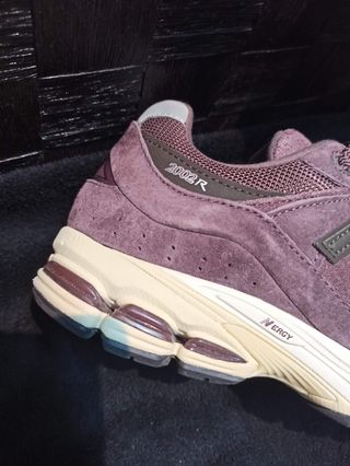 New Balance 2002R en color burdeos, rojo vino.
