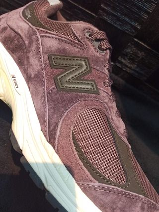 New Balance 2002R en color burdeos, rojo vino.
