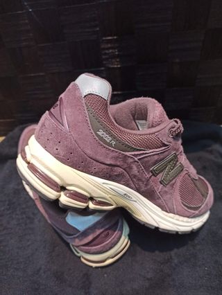 New Balance 2002R en color burdeos, rojo vino.
