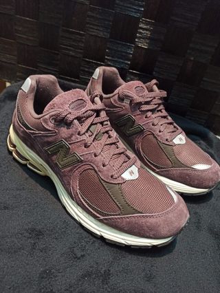 New Balance 2002R en color burdeos, rojo vino.
